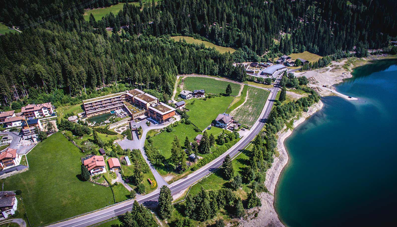 L'hotel Arosea in Val d'Ultimo sulle rive del lago visto dall'alto